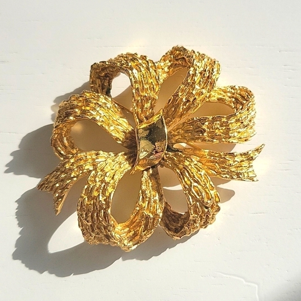 TRIFARI Vintage Gold Tone Bow Brooch